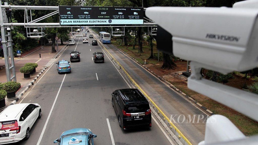 Pekerja tengah menyiapkan penggunaan gerbang jalan berbayar (<i>electronic road pricing</i>/ERP) di Jalan Medan Merdeka Barat, Jakarta, Selasa (13/11/2018). ERP direncanakan berlaku mulai 2019 dan akan menggantikan pembatasan kendaraan dengan sistem ganjil genap.