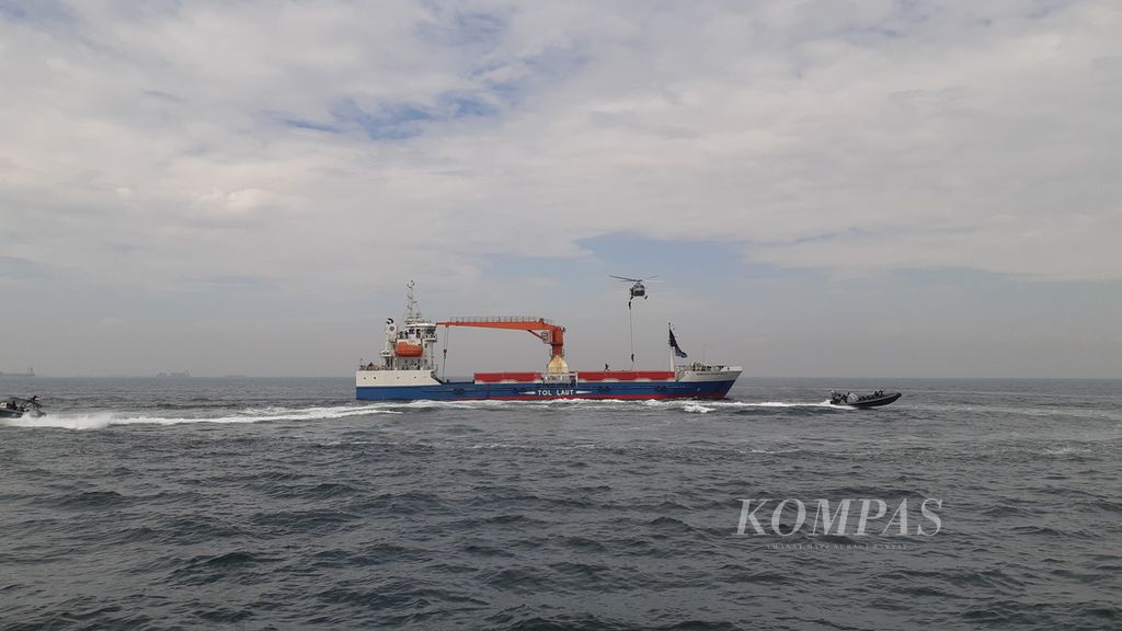 Personel pasukan khusus TNI Angkatan Laut sedang berupaya membebaskan kapal Kendhaga Nusantara yang disimulasikan dibajak oleh perompak, Jumat (2/9/2022), di Perairan Kepulauan Seribu, Jakarta.