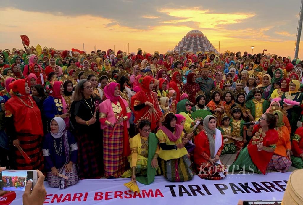 Ratusan peserta menari bersama bersama di Anjungan Pantai Losari Makassar. Tarian ini untuk menunjukkan keindonesiaan dan keberagaman.