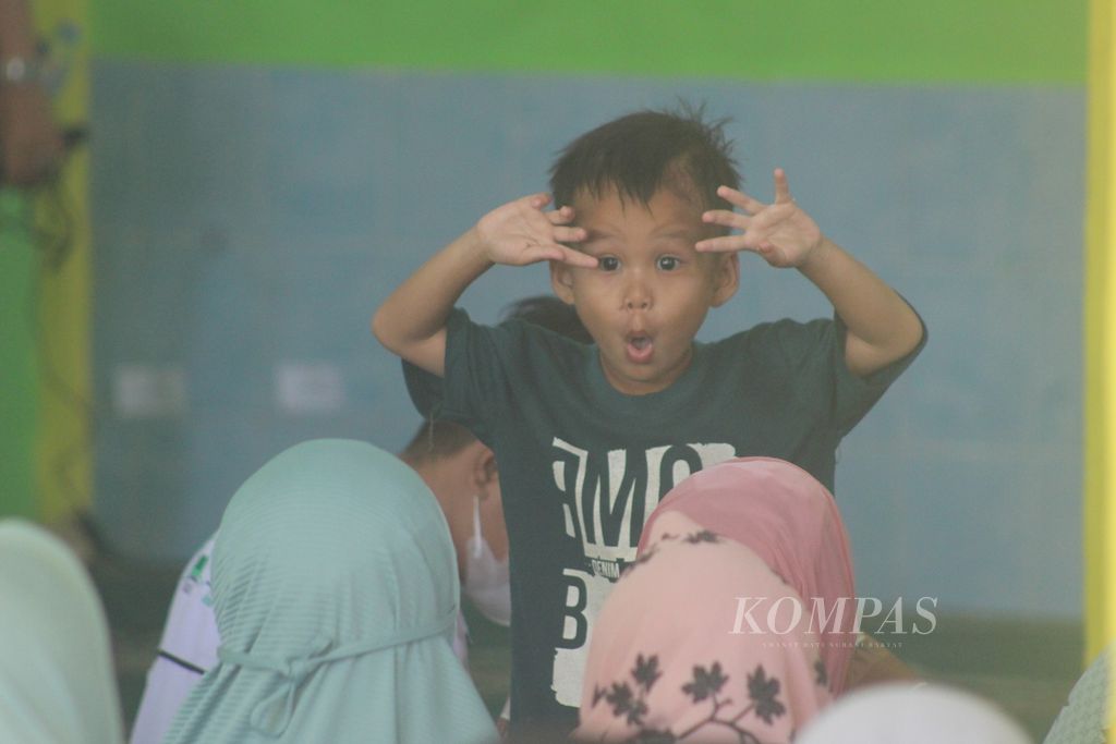 Seorang anak berdiri di Masjid Nurul Hidayat, Kecamatan Sematang Borang, Palembang, Sumsel, Sabtu (13/5/2023). Ancaman <i>stunting </i>mengintai anak di Sumsel karena keterbatasan fasilitas air bersih.