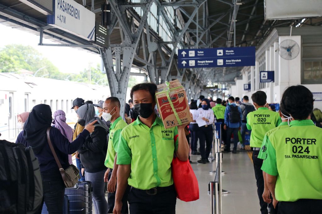 Suasana Stasiun Kereta Api Pasarsenen, Jakarta, Minggu (1/5/2022), setelah puncak arus mudik 2022 terlewati. 