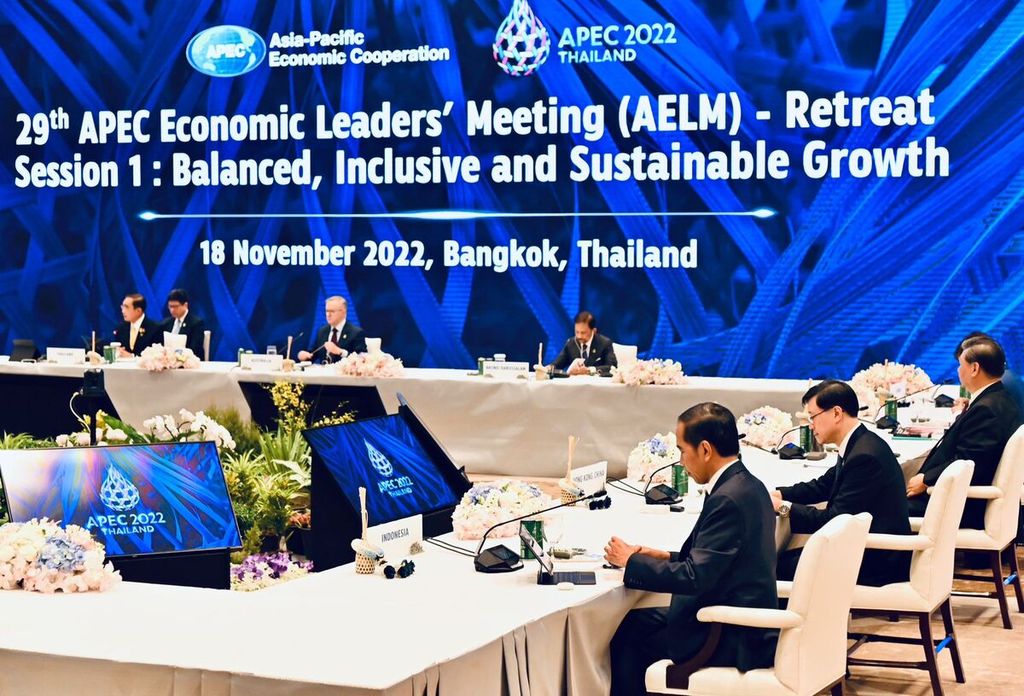 Presiden Joko Widodo pada pertemuan pemimpin Kerja Sama Ekonomi Asia Pasifik atau APEC sesi 1 di Queen Sirikit National Convention Center, Bangkok, Jumat (18/11/2022).