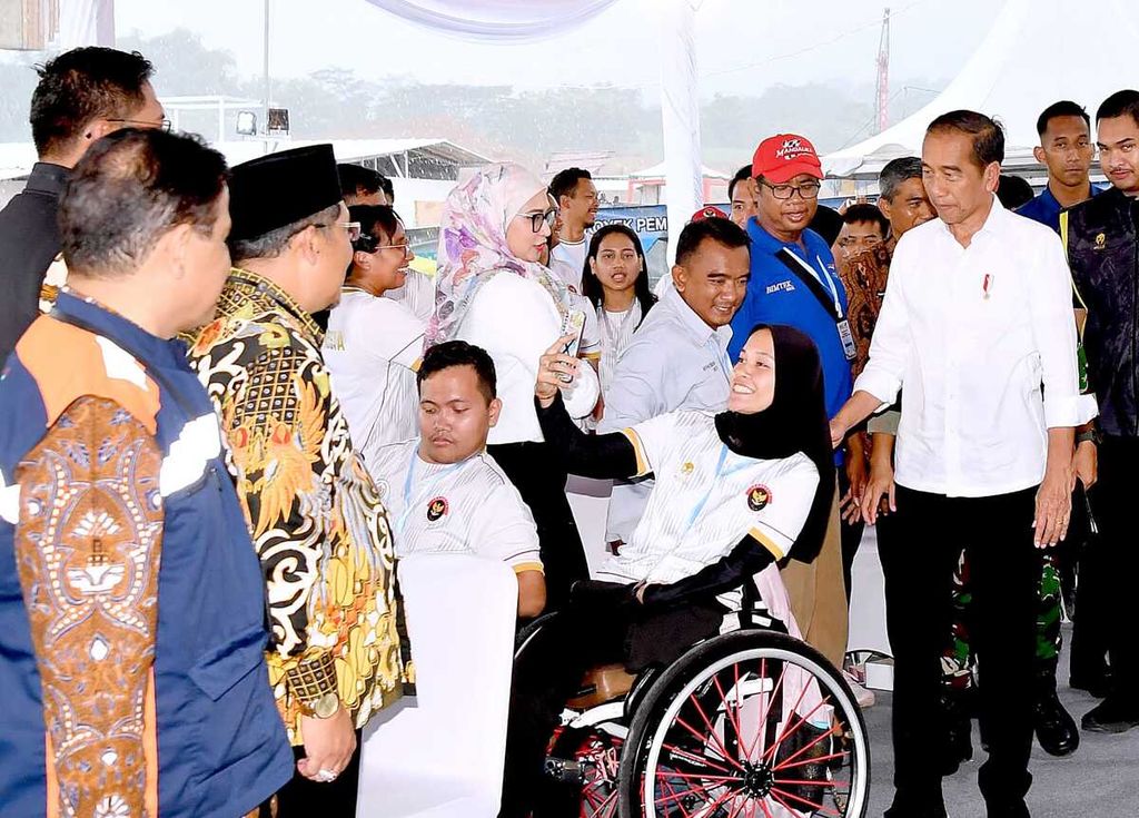 Presiden Joko Widodo berfoto dengan atlet paragames seusai meresmikan dimulainya pembangunan Pusat Pelatihan Paralimpiade, Karanganyar, Jawa Tengah, Jumat (8/3/2024).