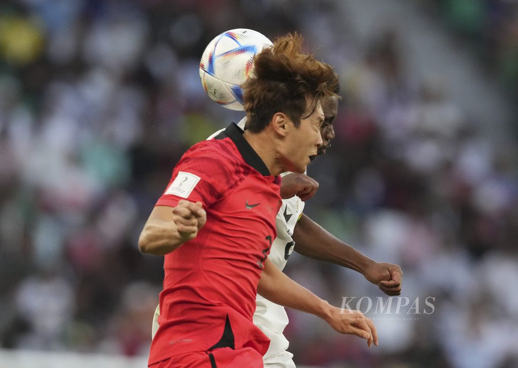 Pemain Korea Selatan, Kim Jin-su, berebut bola dengan pemain Ghana saat bertanding di fase Grup H Piala Dunia 2022 di Stadion Education City, Qatar, Senin (28/11/2022). 