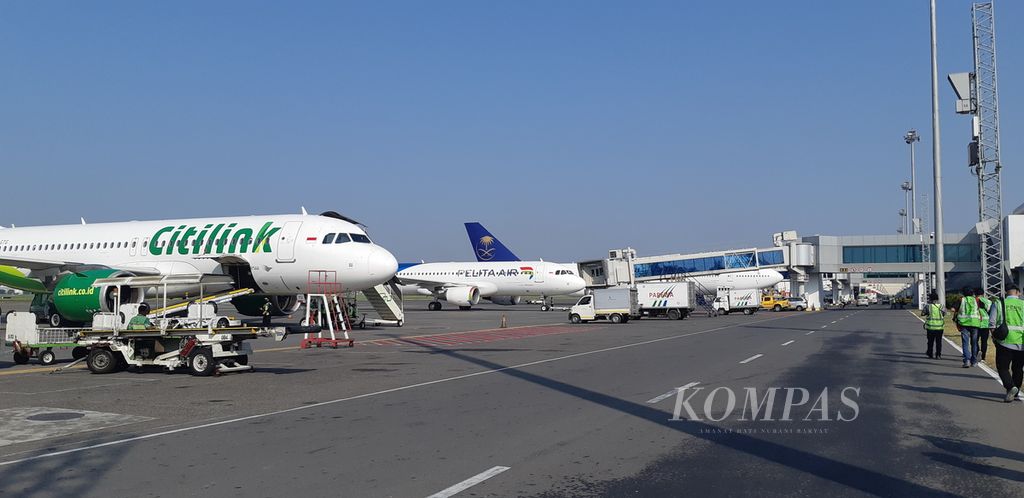 Aktivitas penerbangan di landasan parkir pesawat di Bandara Juanda Surabaya, Jawa Timur, Rabu (24/5/2023). Trafik penerbangan mulai ramai setelah pandemi Covid-19 melandai, tetapi belum pulih seperti sediakala.