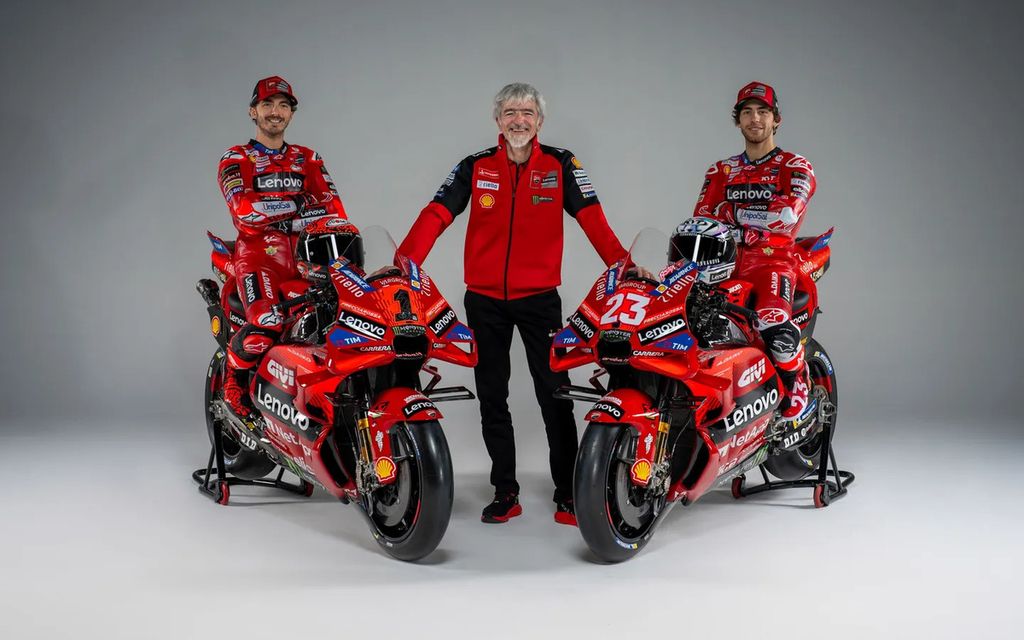 Dari kiri, Francesco Bagnaia, Luigi Dall'Igna, dan Enea Bastianini berpose dalam peluncuran motor Ducati Desmosedici GP24 yang akan menjadi andalan dalam persaingan juara MotoGP 2024, Senin (22/1/2024). 