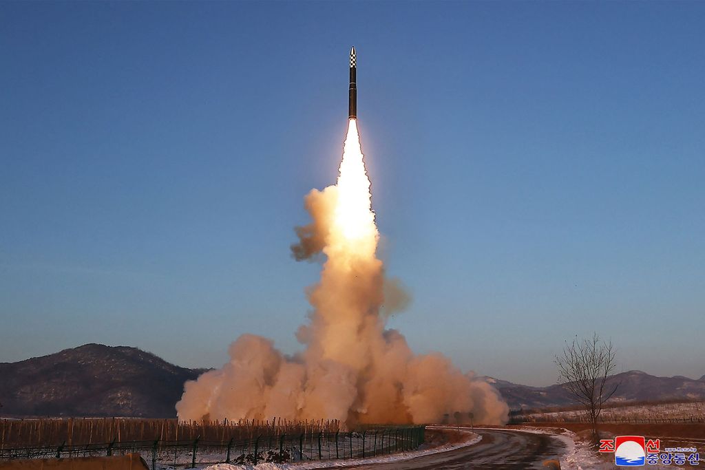 Gambar tak bertanggal yang dirilis oleh Kantor Berita Pusat Korea (KCNA) resmi Korea Utara pada 19 Desember 2023 ini menunjukkan uji peluncuran rudal balistik antarbenua (ICBM) Hwasongpho-18 di lokasi yang dirahasiakan di Korea Utara. 