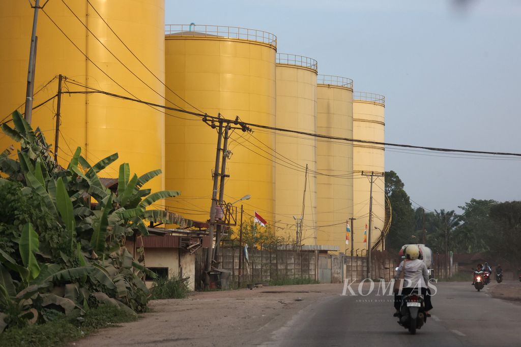 Sejumlah tangki penampung hasil olahan kelapa sawit berupa minyak sawit mentah (CPO) di kawasan Kecamatan Taman Rajo, Muaro Jambi, Jambi, Selasa (13/8/2024). Sawit masih menjadi salah satu komoditas andalan bagi Provinsi Jambi. Selama dua tahun terakhir, Jambi menggencarkan peningkatan pendapatan dari sektor perkebunan, seperti sawit, karet, kopi, kelapa, kayu manis, serta pinang.