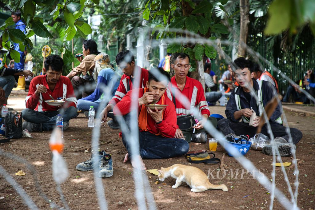 Pekerja proyek MRT fase II menikmati makan siang di sekitar Monas, Jakarta Pusat, Selasa (23/1/2024). Jakarta masih menjadi daya tarik bagi pekerja di sektor informal. 