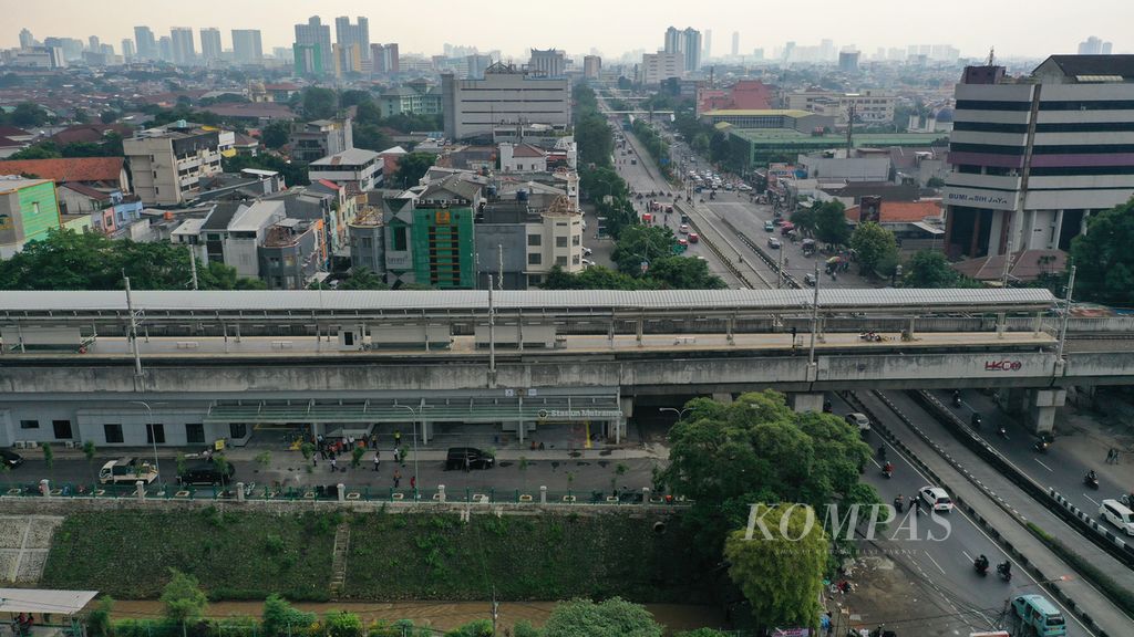 Foto udara Stasiun Matraman yang segera beroperasi di Jalan Matraman Raya, Jatinegara, Jakarta Timur, Minggu (12/6/2022). 