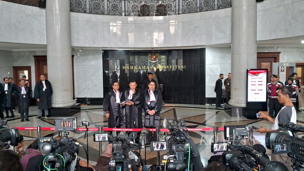 Tim kuasa hukum Komisi Pemilihan Umum memberikan keterangan pers seusai sidang perselisihan hasil pemilihan umum pemilihan presiden dan wakil presiden di Mahkamah Konstitusi, Jakarta, Jumat (28/3/2024).