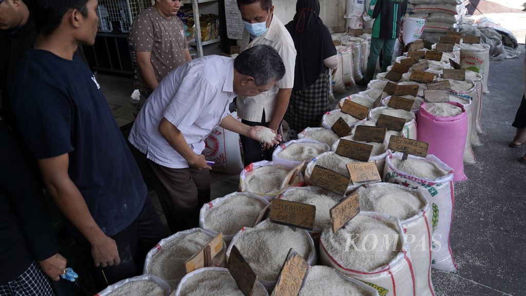 Aktivitas perdagangan beras di Pasar Induk Beras Cipinang, Jakarta Timur, Selasa (12/9/2023).  