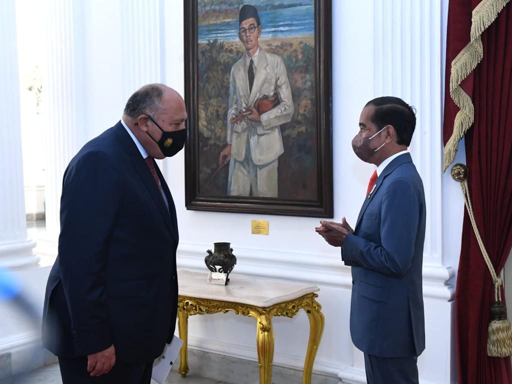  Presiden Joko Widodo menerima kunjungan kehormatan delegasi Republik Arab Mesir, yaitu Menteri Luar Negeri Mesir Sameh Shoukry, di Istana Merdeka, Jakarta, Jumat (18/3/2022).