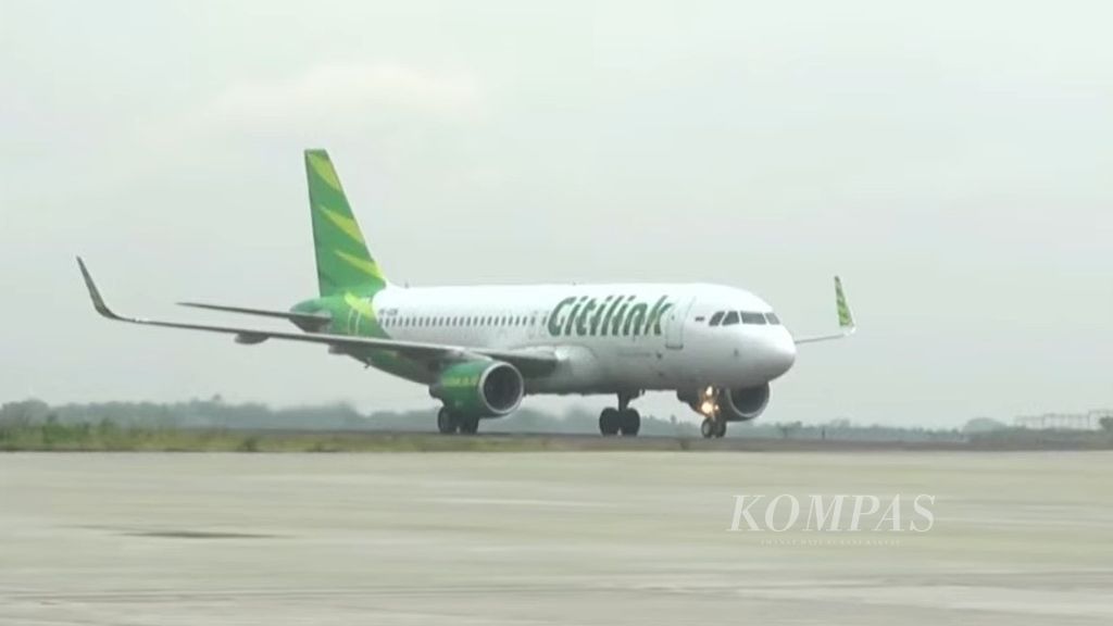 Tangkapan layar pesawat Citilink rute Jakarta-Kediri baru saja mendarat untuk pertama kali di Bandara Internasional Dhoho, Kabupaten Kediri, Jawa Timur, Jumat (5/4/2024). 