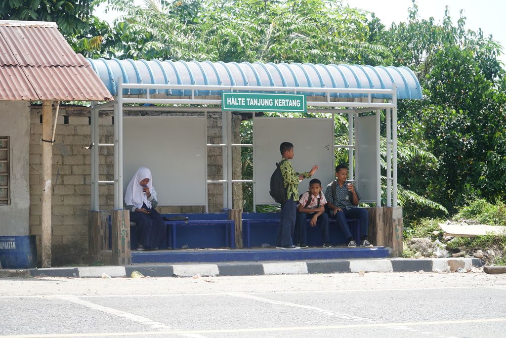Siswa SMP 22 Batam menunggu angkutan pulang di halte di Kelurahan Rempang Cate, Kecamatan Galang, Kota Batam, Kepulauan Riau, Kamis (14/9/2023) siang. 