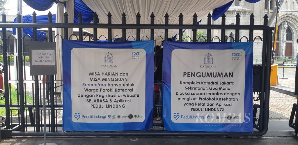 Spanduk pengumuman kegiatan ibadah di gerbang pintu utama Gereja Katedral Jakarta, Jakarta Pusat.