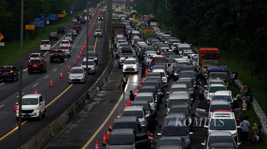 Ramainya kendaraan menuju arah Puncak saat menunggu dibukanya akses keluar Tol Jagorawi, di Gadog, Kabupaten Bogor, Jawa Barat, ketika diberlakukan arus satu arah dari Puncak ke Jakarta, Sabtu (29/5/2021). Libur akhir pekan yang berdekatan dengan hari libur nasional Peringatan Hari Lahir Pancasila pada Selasa (1/6/2021) membuat kawasan Puncak banyak diserbu wisatawan. Meski pandemi Covid-19 masih berlangsung berkepanjangan, mobilitas warga untuk berwisata pun masih tinggi dengan aturan yang masih longgar. Kemunculan klaster-klaster baru yang berimbas pada peningkatan kembali kasus positif Covid-19 akhir-akhir ini pun terkait dengan masih tingginya mobilitas warga dalam kerumunan.