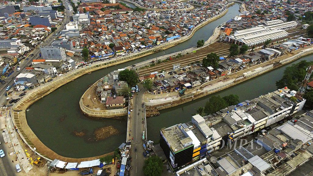 Sebagian bantaran Sungai Ciliwung di Bukit Duri, Jakarta Selatan, yang telah dinormalisasi, Sabtu (7/10/2017). Total bantaran Ciliwung yang sudah ditata saat ini menjadi 9 kilometer dari panjang total 19 kilometer. 