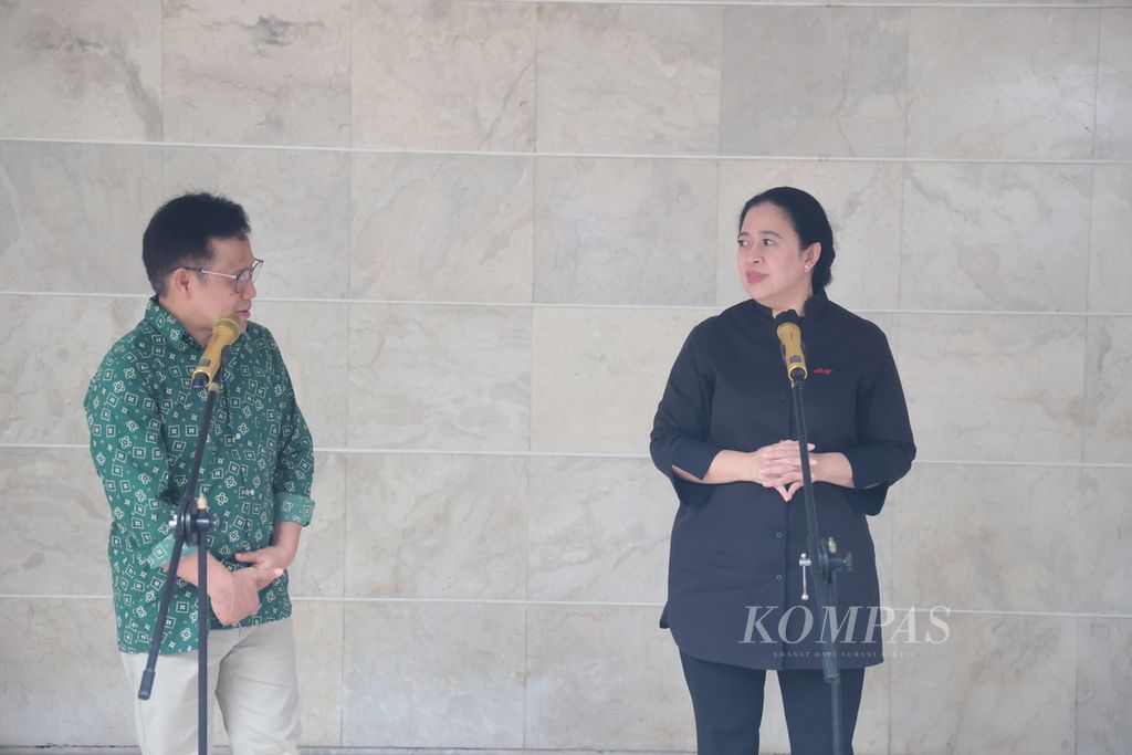 Ketua DPP PDI Perjuangan Puan Maharani (kanan) dan Ketua Umun Partai Kebangkitan Bangsa (PKB) Muhaimin Iskandar melakukan konferensi pers seusai pertemuan di Widya Chandra, Jakarta, Kamis (27/7/2023). 