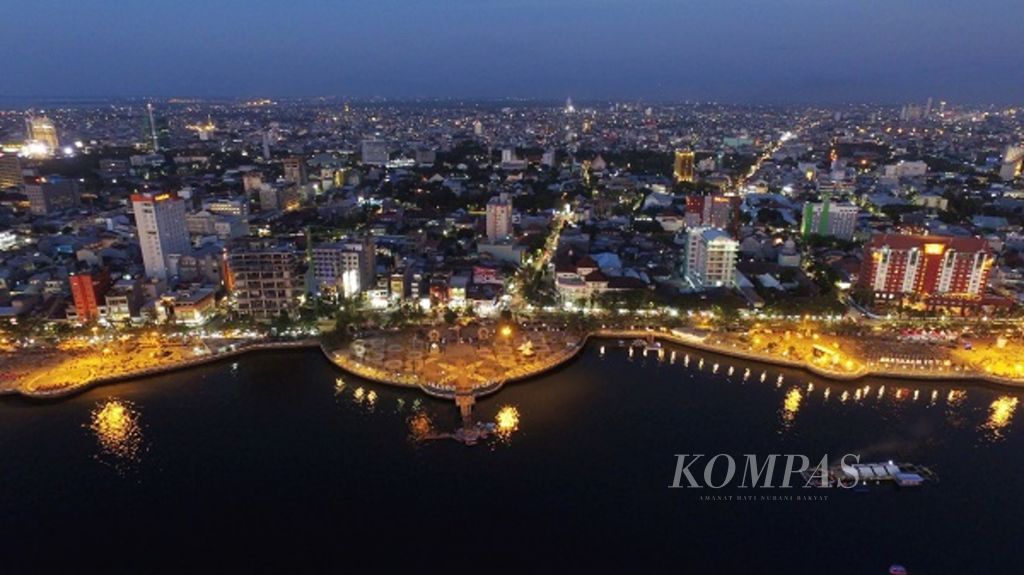 Pantai Losari - Gemerlap lampu kota dipenghujung senja mewarnai Pantai Losari, Makassar, Sulawesi Selatan, Jumat (5/8/2016). Kawasan tersebut saat ini telah berkembang pesat menjadi salah satu obyek wisata unggulan dan ikon Kota Makassar.