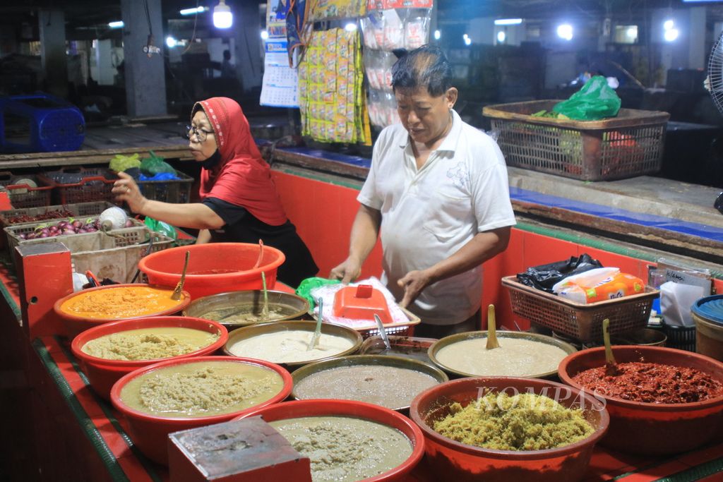 Pedagang menjajakan bumbu masak di Pasar Petisah, Medan, Sumatera Utara, Jumat (16/2/2024). Sejumlah kebutuhan pokok seperti cabai merah meroket dari Rp 40.000 menjadi Rp 65.000 per kilogram. 