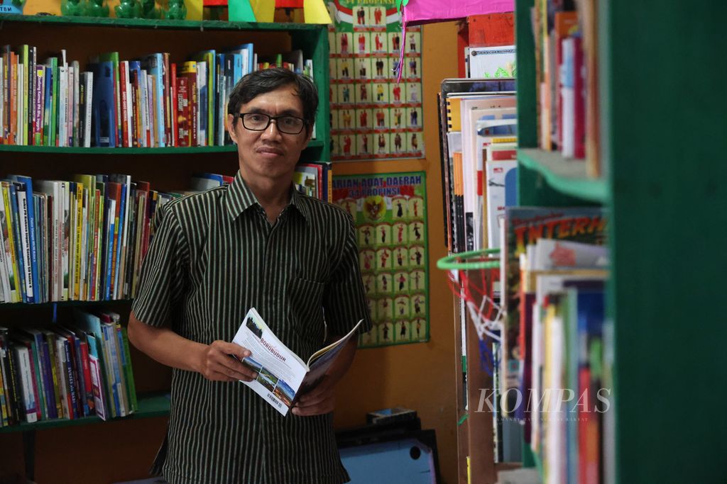 Budi Susila, pendiri Taman Bacaan Masyarakat (TBM) Omah Buku di Desa Blondo, Kecamatan Mungkid, Kabupaten Magelang, Jawa Tengah.