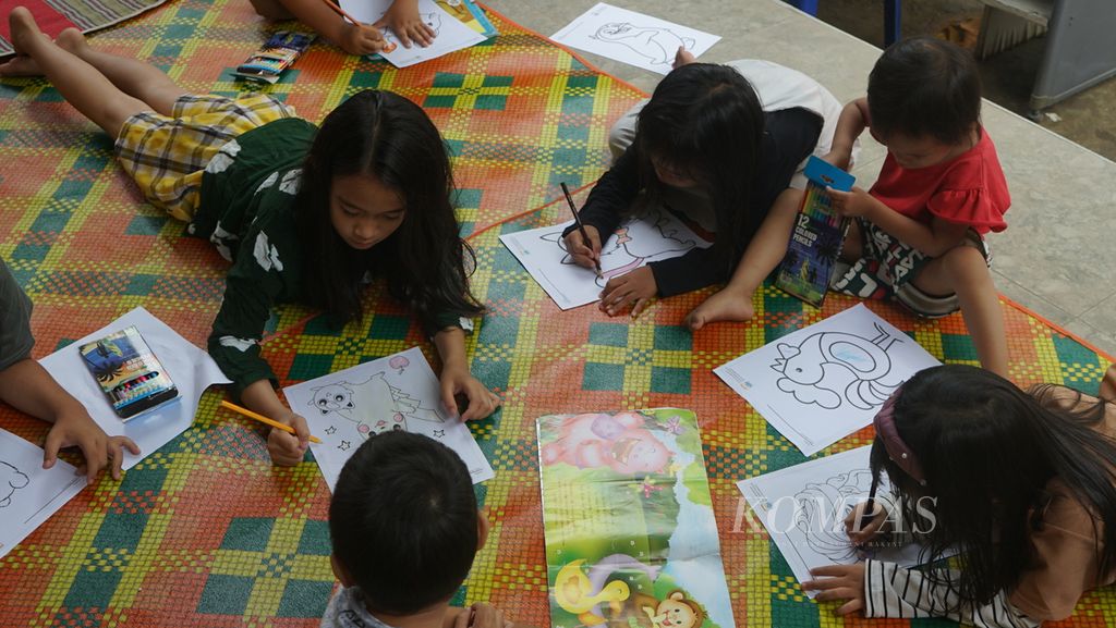 Sejumlah anak di Kelurahan 5 Ilir Kecamatan Ilir Timur II sedang mewarnai gambar dan membaca buku yang disediakan oleh Perpustakaan Keliling Kota Palembang di salah satu rumah warga yang ada di Kelurahan 5 Ilir, Kecamatan Ilir Timur II Palembang, Rabu (18/1/2023). Langkah ini dilakukan untuk menumbuhkan minat baca dan literasi pada anak.