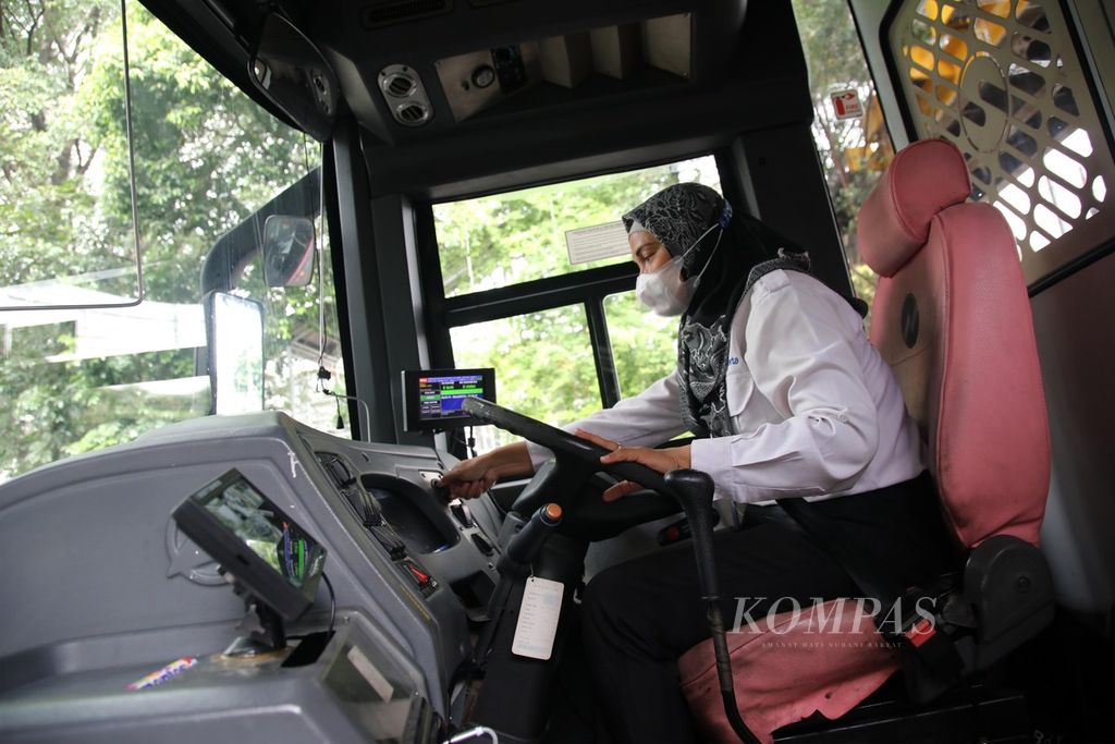 Maryani, sopir bus pink Transjakarta yang kembali dioperasikan PT Transportasi Jakarta seperti terlihat di Pasar Baru, Jakarta, Senin (25/7/2022).