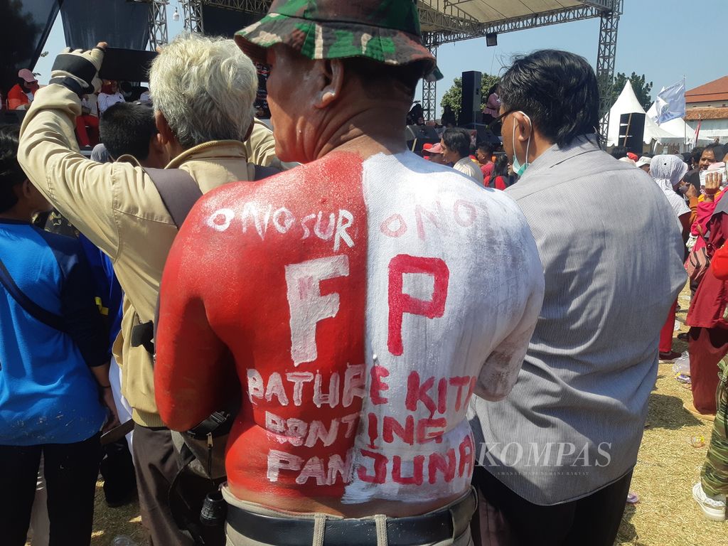 Simpatisan mengecat tubuhnya dengan warna merah putih dan nama Ono Surono di Stadion Bima, Kota Cirebon, Jawa Barat, Sabtu (28/7/2024). Ono yang merupakan Ketua DPD PDI Perjuangan Jabar akan maju dalam Pilkada Jabar 2024.