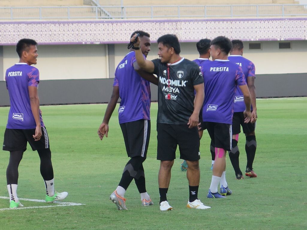 Asisten pelatih Persida Ilham Jaya Kuzuma (ketiga dari kiri) berbincang dengan striker Sirvi Arvani (pertama dari kiri) jelang laga melawan Persik Kheddiri, Minggu (24/7/24/7/) 2022).  Persida menargetkan finis tujuh besar Ligue 1 musim ini.