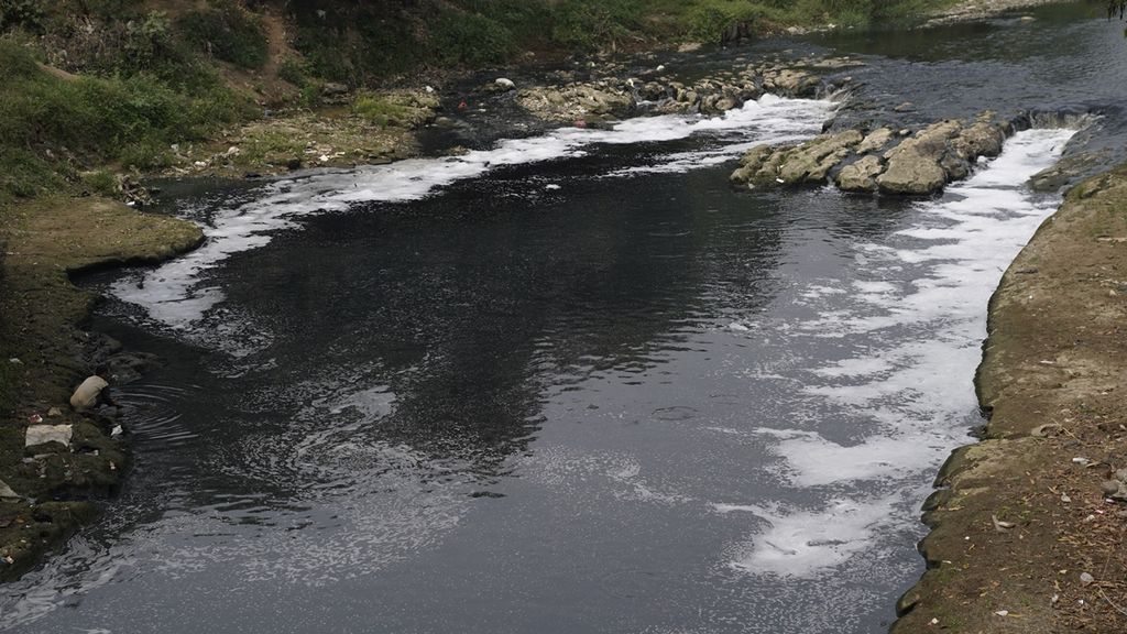 Sungai Cileungsi berwarna kehitaman dan berbuih putih serta mengeluarkan bau tak sedap di perbatasan Bantargebang, Kota Bekasi, dan Gunung Putri, Kabupaten Bogor, Senin (26/8/2019).