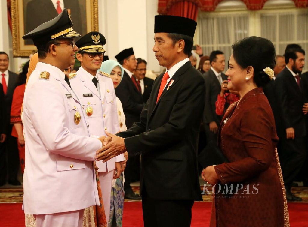Presiden Joko Widodo dan Ibu Iriana mengucapkan selamat kepada Gubernur dan Wakil Gubernur DKI Jakarta Periode 2017-2022 Anies Baswedan dan Sandiaga Uno yang telah dilantik di Istana Negara, Jakarta, Senin (16/10/2017). 