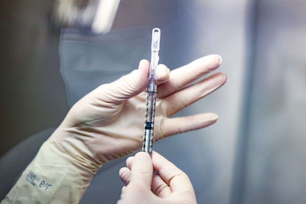 Tenaga farmasi Sara Berech mempersiapkan dosis vaksin Johnson & Johnson untuk uji klinis di Aurora, Colorado, Amerika Serikat, 15 Desember 2020. 
