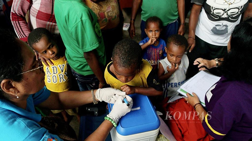 Anak-anak diberi vaksin polio di Posko Induk Tanggap Darurat Sentani, Kabupaten Jayapura, Papua, Selasa (19/3/2019). Vaksin diberikan di lokasi pengungsian guna memudahkan upaya pencegahan penyebaran virus polio yang sedang mewabah di Papua Niugini, negara yang berbatasan dengan Provinsi Papua.