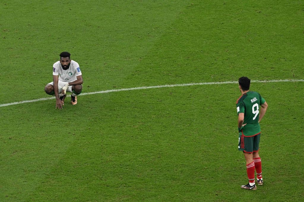 Penyerang Arab Saudi, Firas Al Buraikan, dan penyerang Meksiko, Raul Jimenez, sama-sama meratapi kegagalan tim mereka lolos ke fase grup Piala Dunia Qatar. Pada laga terakhir Grup C di Stadion Iconic, Lusail, Kamis (1/12/2022) dini hari WIB, Meksiko menang dengan skor 2-1.