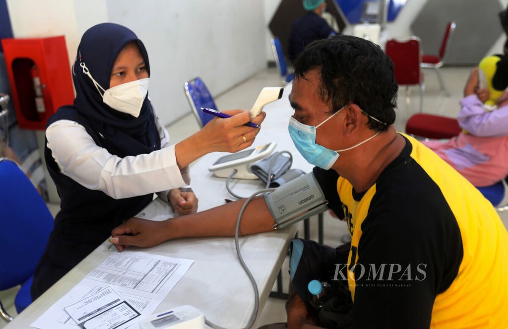 Calon penumpang mendaftar vaksin penguat di Stasiun Pasar Senen, Jakarta, Jumat (15/7/2022). 