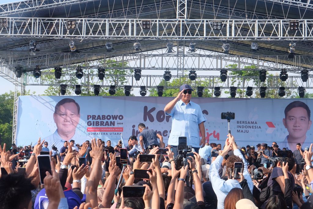 Capres nomor urut 2, Prabowo Subianto, saat menghadiri Konser Indonesia Maju bersama pasangannya, Gibran Rakabuming Raka, di Stadion Baharoeddin, Kabupaten Deli Serdang, Sumatera Utara, Rabu (7/2/2024).