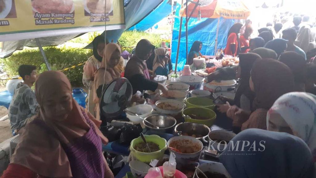 Ribuan warga padati pasar <i>wadai </i>di Jalan AIS Nasution, Kota Palangkaraya, Kalimantan Tengah, Selasa (12/3/2024). Berbagai macam makanan dan kudapan dijual di tempat ini.