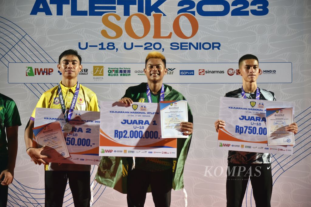 Pelari gawang remaja Jawa Timur Brian Bagas Swara (tengah) menerima medali emas usai memenangi perlombaan lari gawang 400 meter U-18 Kejuaraan Nasional Atletik 2023 di Stadion Sriwedari, Solo, Jawa Tengah, Rabu (21/6/2023). Brian sukses finis tercepat dengan waktu 57,33 detik.