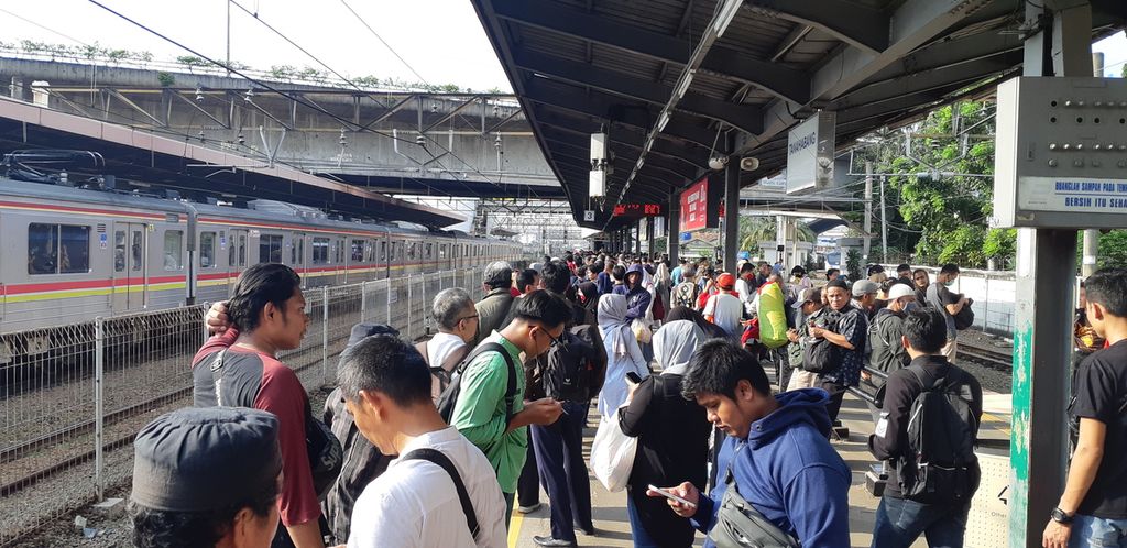 Suasana di Stasiun Tanah Abang, Jakarta Pusat, pada Jumat (6/3/2020) siang.