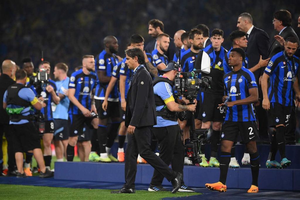 Inter Milan coach, Simone Inzaghi, walked away with the second place medal after the Champions League final match between Manchester City and Inter Milan at the Attaturk Olympic Stadium in Istanbul, Turkey on Sunday (11/6/2023) early morning local time. City won the match, 1-0.