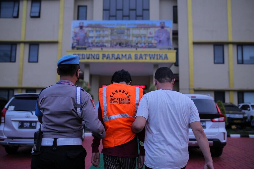 Polisi menangkap pelaku utama RA (18), tujuh jam setelah melakukan aksi kekerasan pada RM (18) yang tewas di sekitar Taman Palupuh, Tegal Gundil, Bogor Utara, Kamis (7/10/2021) malam. 
