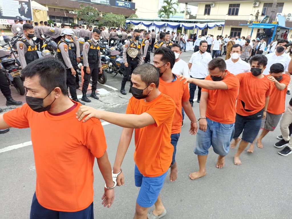 Petugas menggiring para tersangka kasus peredaran gelap narkoba, di Kepolisian Resor Kota Besar Medan, Sumatera Utara, Selasa (11/1/2022). 
