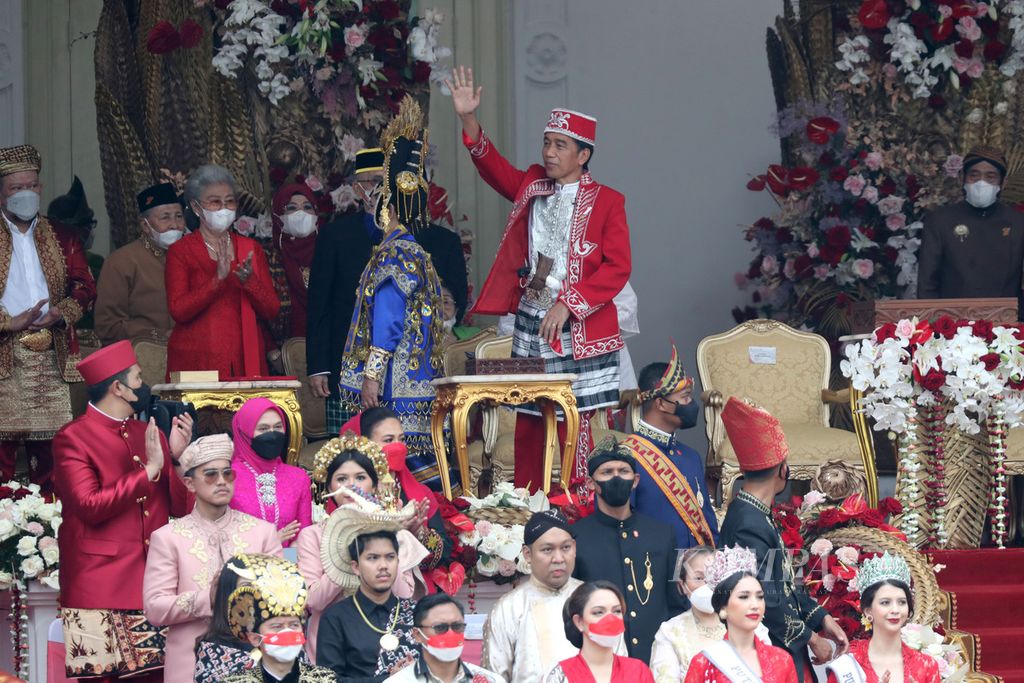 Presiden Joko Widodo menyapa undangan yang hadir dalam Upacara Peringatan Detik-detik Proklamasi Kemerdekaan RI di Istana Merdeka, Jakarta, Rabu (17/8/2022). 