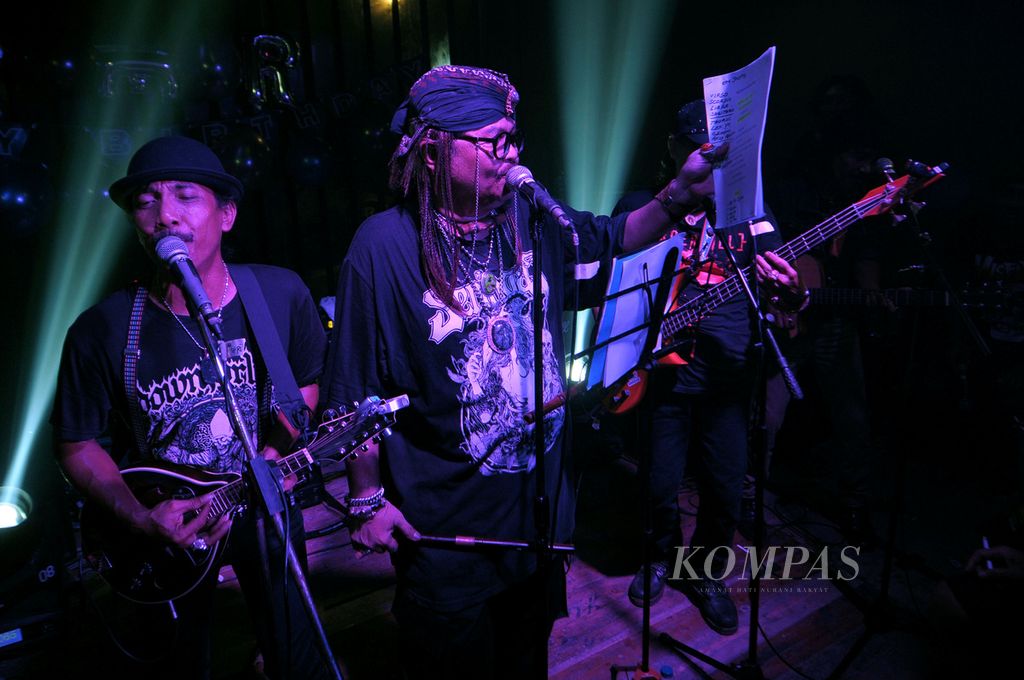 Jhonny Iskandar (kanan) saat tampil bersama OM PMR di Borneo Beerhouse, Jakarta, Selasa (28/10/2015). 