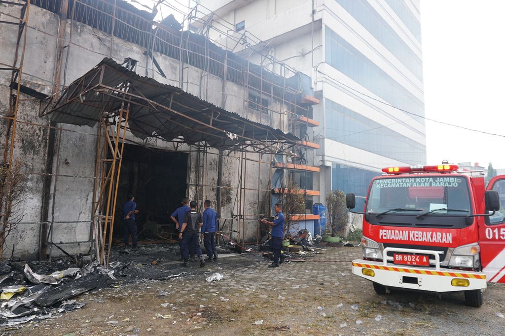 Kebakaran menghanguskan gedung siaran dan kantor redaksi Jambi Ekspres Televisi atau JEK TV di Kota Jambi, Minggu (27/10/2024) dini hari. 