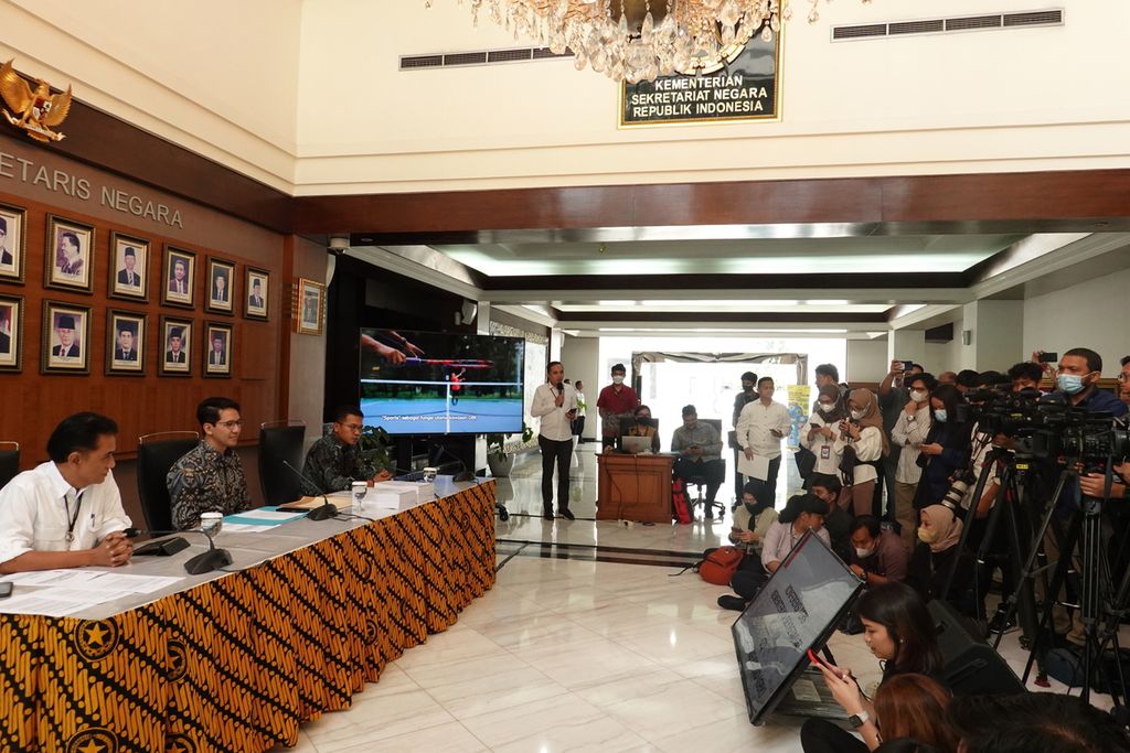 Direktur Utama Pusat Pengelolaan Kompleks Gelora Bung Karno Rakhmadi A Kusumo (tengah) memberikan keterangan pers dengan didampingi kuasa hukum dari kantor hukum Assegaf Hamzah & Partners (AHP), Chandra Hamzah (kiri), di Gedung Kementerian Sekretariat Negara, Jakarta, Kamis (25/5/2023). 