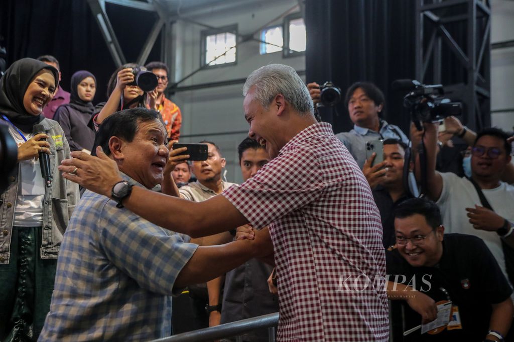 Minister of Defense Prabowo Subianto (left) and Central Java Governor Ganjar Pranowo hug during the Learning 2023 event at Pos Bloc, Jakarta, on Saturday (29/7/2023).