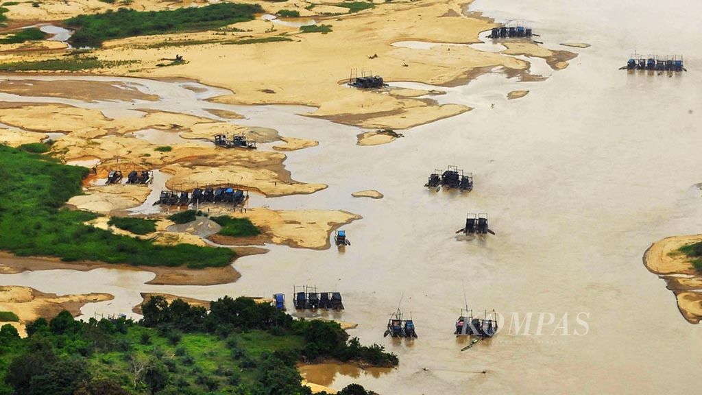 Aktivitas tambang emas liar marak pada hampir sepanjang sungai-sungai di wilayah Kabupaten Bungo, Jambi, seperti tampak dari udara. Penegakan hukum mendesak demi mengatasi pencemaran lingkungan dan kerusakan sungai dari praktik liar tersebut.