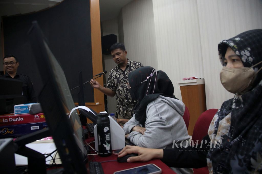 Anggota KPU, Idham Holik (dua kiri), memantau proses perbaikan dokumen persyaratan bakal calon anggota DPR yang diajukan partai politik di Kantor KPU, Jakarta, Minggu (9/7/2023). 